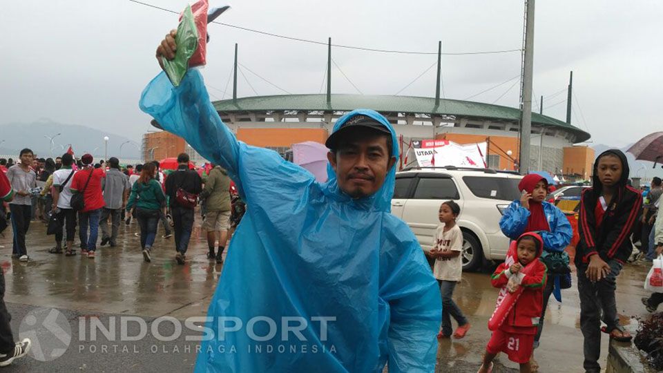 Pedagang Jas Hujan di Stadion Pakansari. Copyright: &copy; Petrus Manus Da Yerimon/INDOSPORT